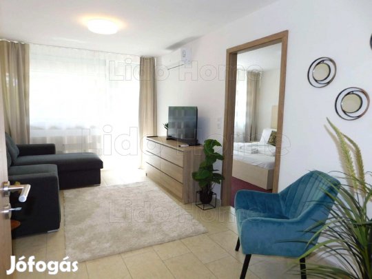 Siófok Ezüstparton lakberendezett nappali + 2 szoba erkélyes oldalt