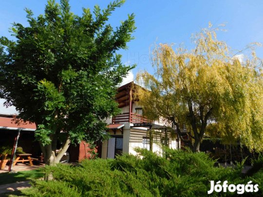 Siófok Sóstón 2 szintes 3 szobás gyönyörű kertes családiház 400