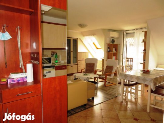 Siófok, Belváros, 100 m2-es, társasházi lakás, 3+2 szobás, felújított