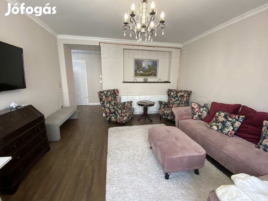 Siófok, Belvárosában felújított téglalakás eladó!