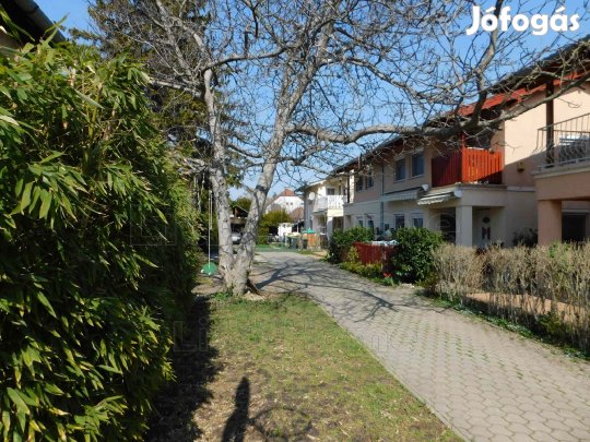 Siófok belvárosban felújított belső 2 szintes ikerház eladó 4 szobás