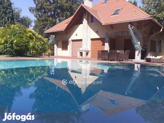 Siófoki 240 nm-es ház eladó