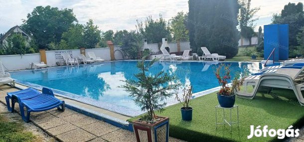 Siófokon Aranyparthoz 900 méterre 2 szintes kertes sorházas NYARALÓ