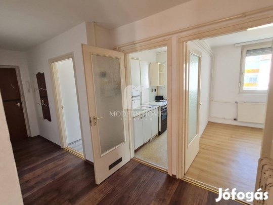 Siófokon ( Belváros ) lakás eladó, zárt felszíni parkolóval együtt!