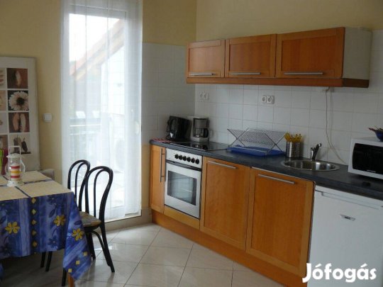 Siófokon szabadstrandnál, vízparti luxus villaparkban 4 fős apartman k