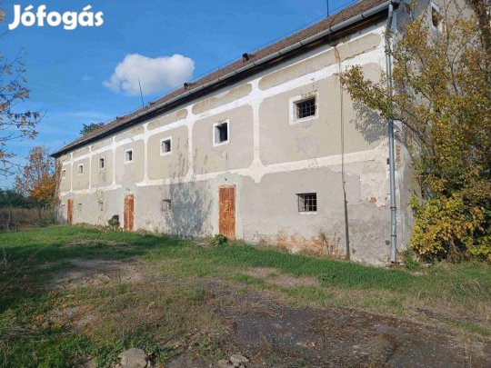 Siófoktól 13 km-re Ádánd központi részén, 3 szintes volt üzemi épület