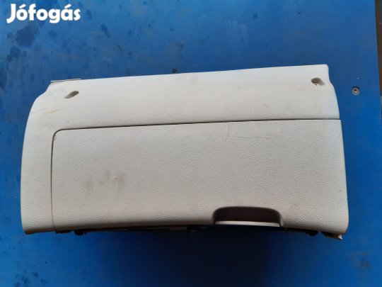 Skoda Octavia II Kesztyűtartó