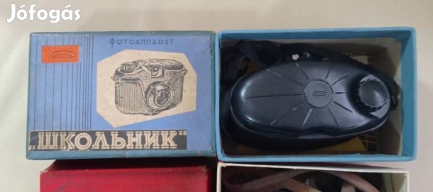 Skolnyik régi fényképezőgép dobozában.