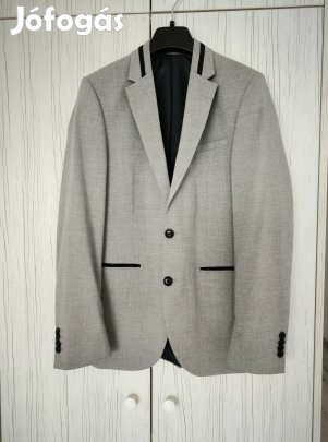 Slim fit férfi öltöny 