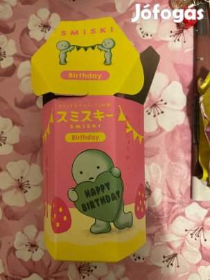 Smiski térdelő szivecskés figura a szülinap sorozatból