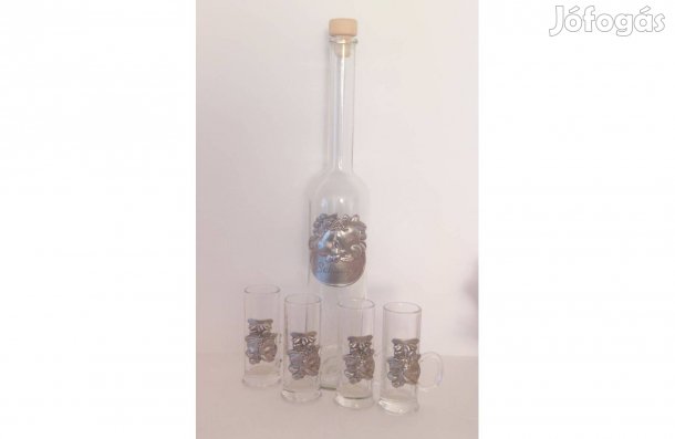 Snapszos üveg 4 rövid italos pohárral, fém rátéttel
