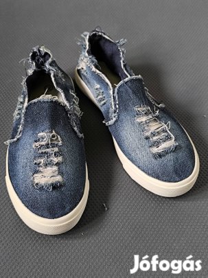 Sneaker, szaggatott farmer