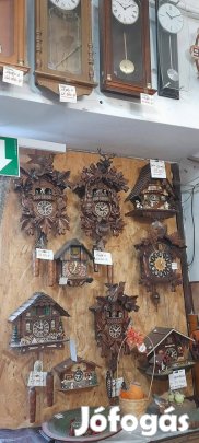 Sok féke faliórás és fából faragott kakukkos órák