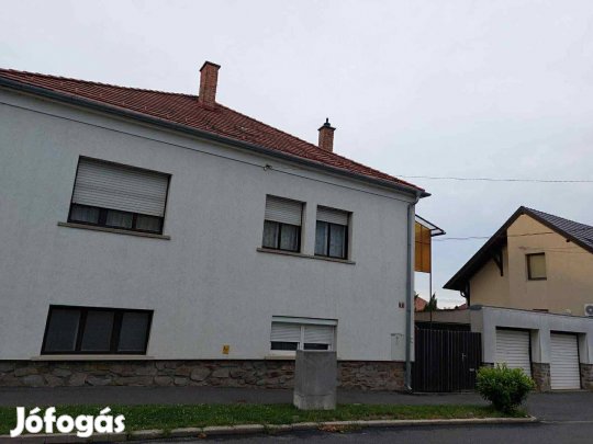 Sok lehetőséget rejtő, kétszintes családi ház a belváros közelében a