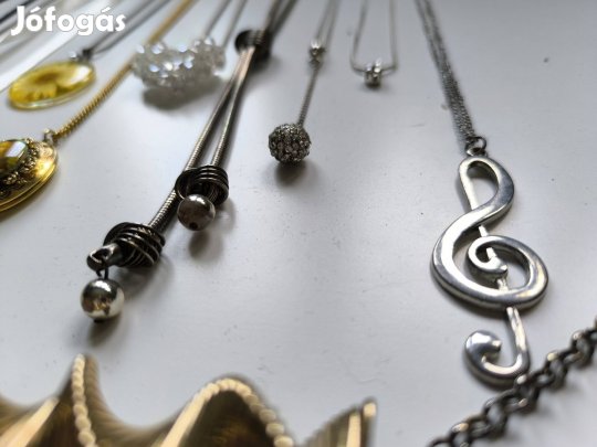 Sok nyaklánc egy csomagban