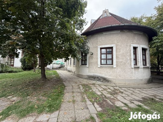 Sokoldalú ingatlan eladó Almásfüzítő központjában  étterem, presszó,