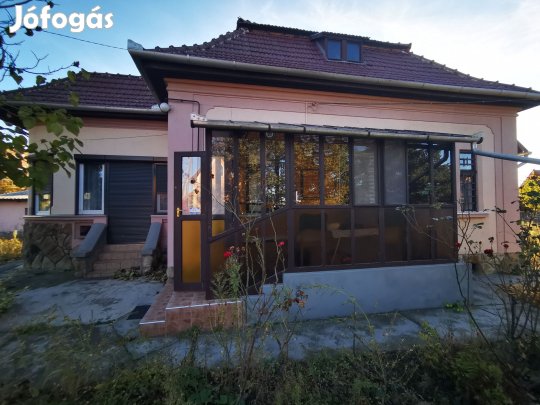 Sokoldalú ingatlan eladó Jászapátin  otthon vagy vállalkozás számára