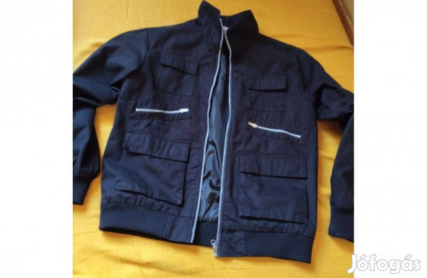 Sokzsebes fekete strapabíró anyagú cipzáros dzseki S méret