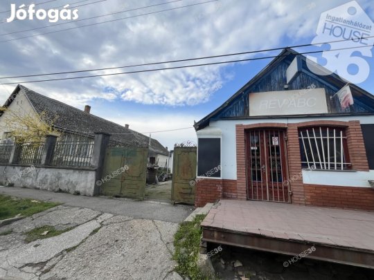 Solt Központi részén Családi ház és Üzlethelyiség ELADÓ!