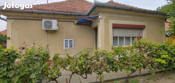 Solti központjában családi ház eladó!