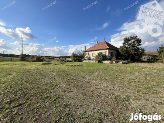 Solton 3 szobás, felújítandó tanya 2,5 ha szántóval eladó!
