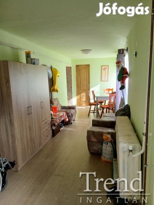 Solton családi ház eladó az óvoda szomszédságában.