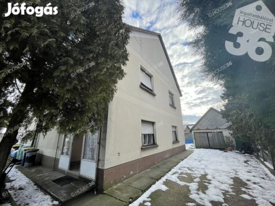 Solton közvetlen a Lidl mellett családi ház Eladó!