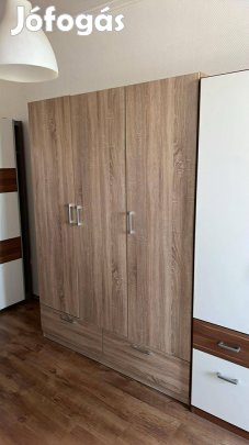 Sonoma tölgy színű, 3 ajtós és fiókos gardróbszekrény