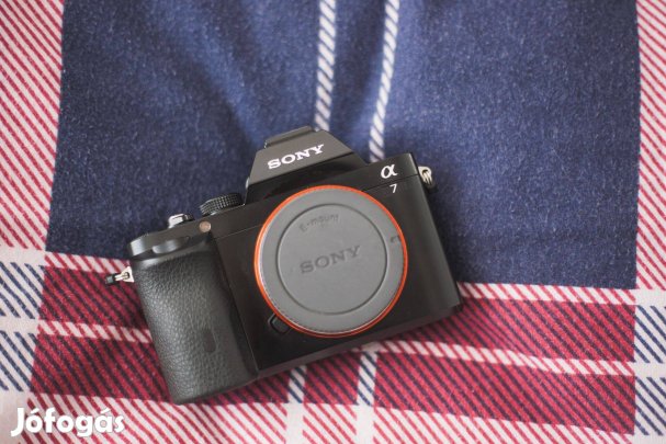 Sony Alpha 7 (8 ezer expo)