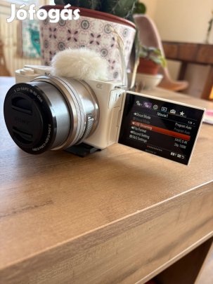 Sony ZV-E10 4K vlog kamera +töltő+objektív+doboz
