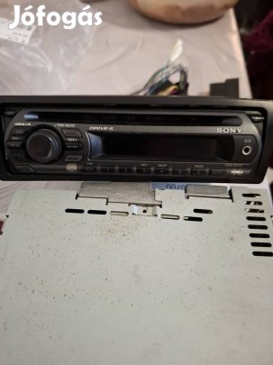 Sony cd-rádió 4x45w autóba való.
