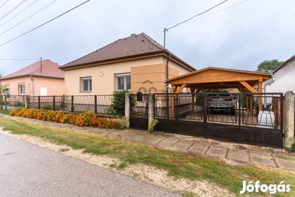 Soponyai eladó tégla családi ház