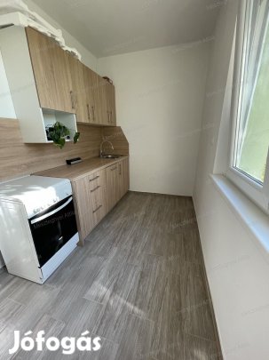 Sopron Jereván lakótelepen eladó felújított, 2 szobás, 2. emeleti