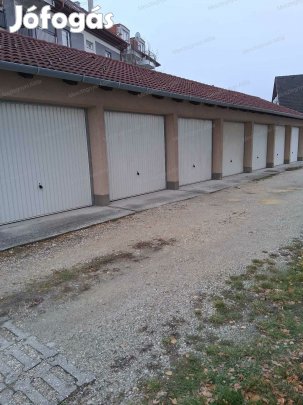 Sopron  Besenyő utcában ELADÓ egy 18 m-es, kiváló állapotú garázs!