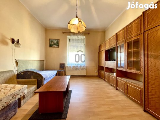 Sopronban a Béke úton lakás eladó!