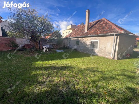 Sopronban udvari lakóház lakás eladó