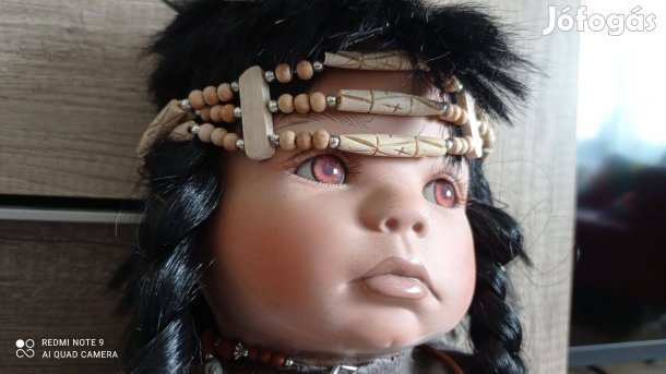 Sorszámozott nagyméretű indián porcelánbaba 70cm