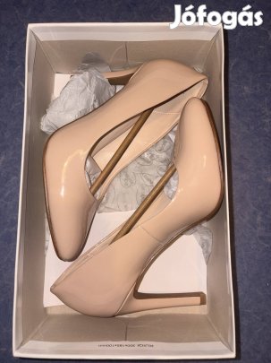 Sosem hordott 39 magassarkú