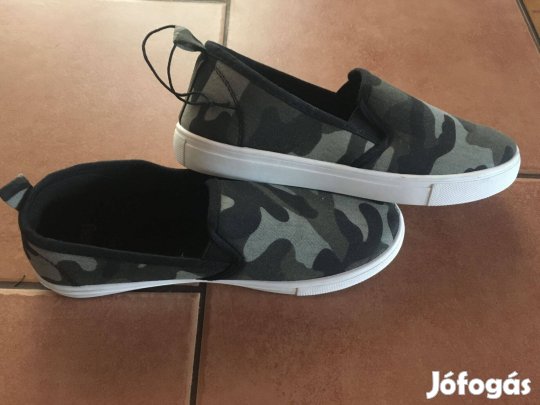Sosem hordott csupán lecímkézett tornacipő! 33-as
