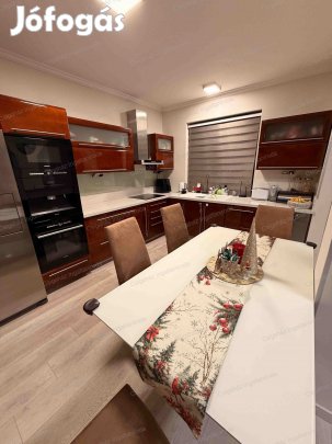 Sóstó közelében, kertvárosban: felújított családi ház parkosított