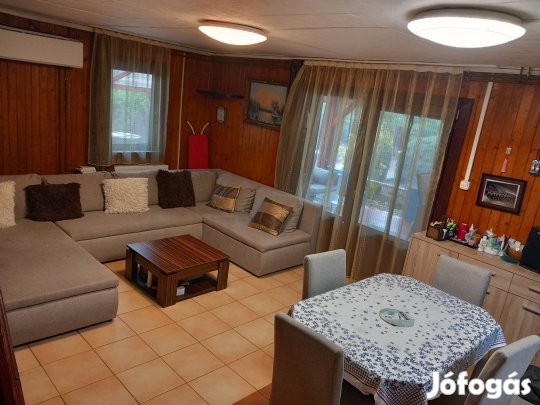 Sóstógyógyfürdön 2 garázsos,medencés ház eladó