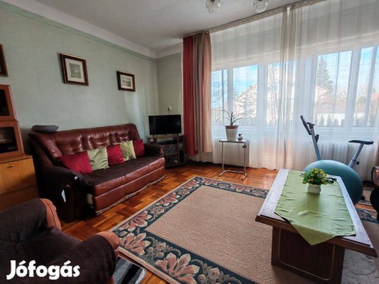 Sóstóhegy csendes utcájában családi ház eladó