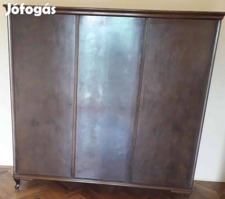 Sötét fa ruhásszekrény