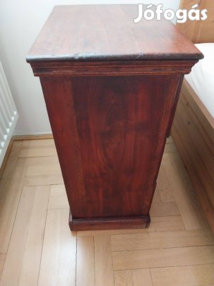 Sötétbarna fiókos éjjeli szekrény