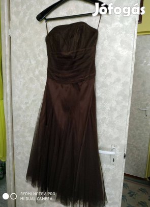 Sötétbarna pánt nélküli elegáns tüllös ruha 36-os
