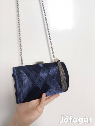 Sötétkék, bojtos estélyi táska, láncos vállpánttal