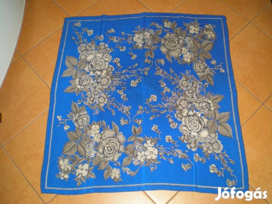 Sötétkék alapon szürkés virágmintákkal női kendő sál