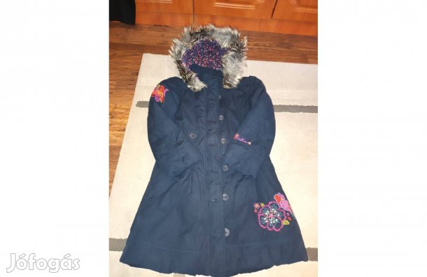 Sötétkék kislány újszerű hímzett francia kabát 8-10 év 7800 Ft