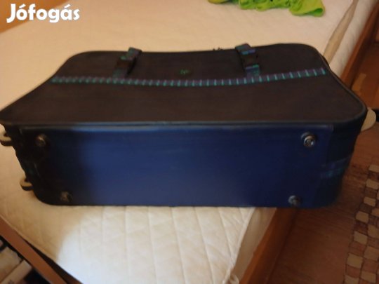 Sötétkék zippzáras, gurulós bőrönd 22×47×77 cm