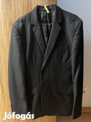 Sötétszürke férfi öltöny